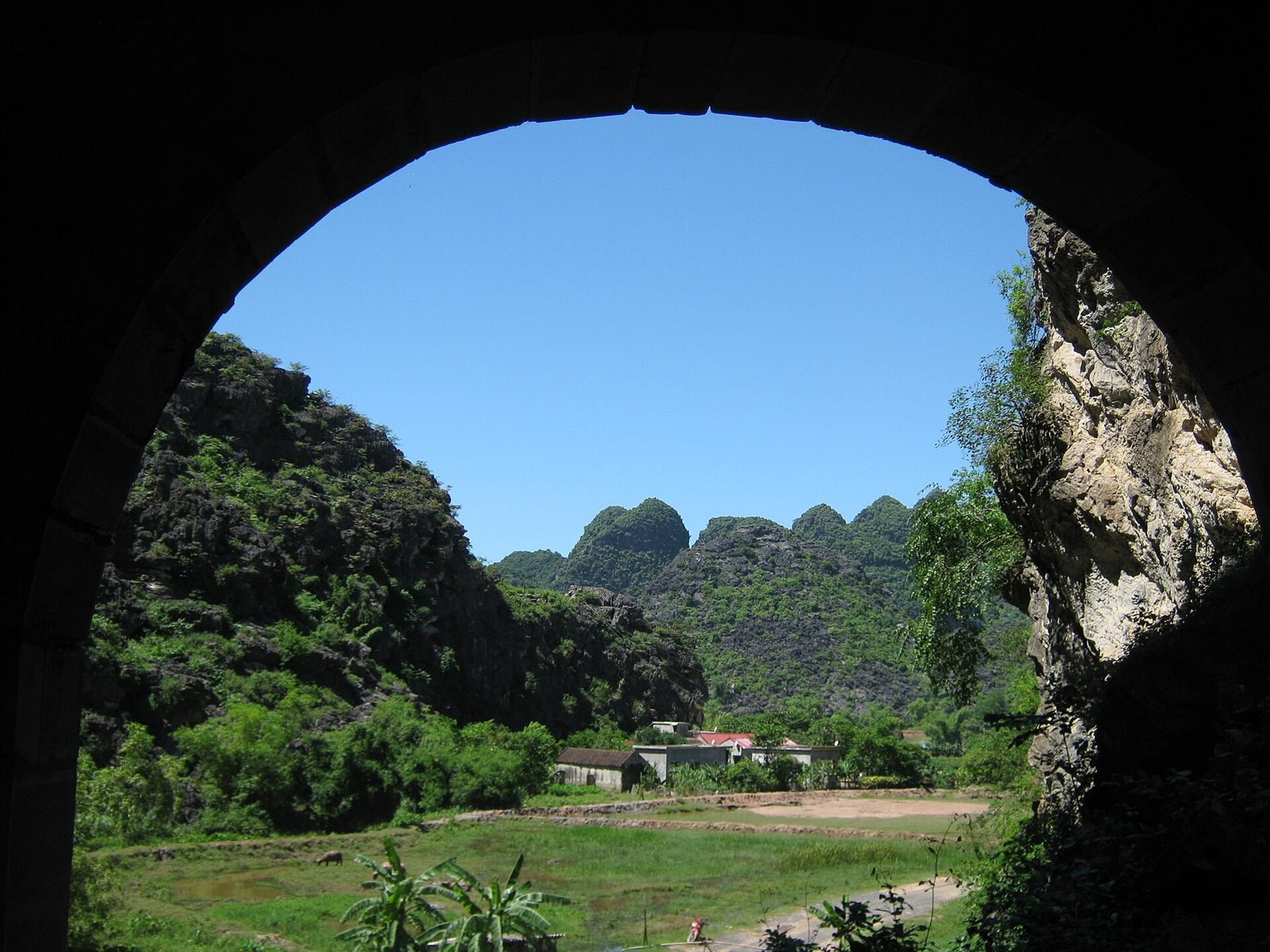 Tuyệt Tình Cốc — Phong cảnh chùa động Am Tiên ở cố đô Hoa Lư, Ninh Bình.