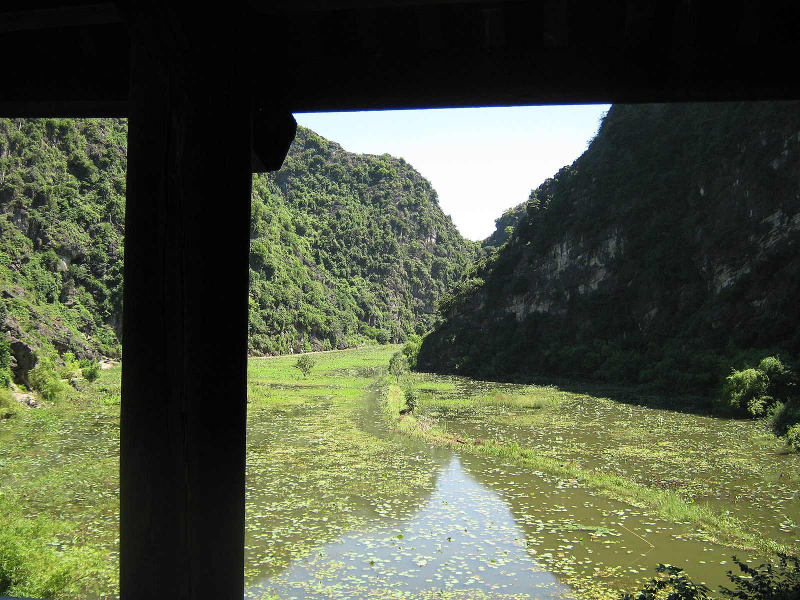 Tuyệt Tình Cốc — Phong cảnh chùa động Am Tiên ở cố đô Hoa Lư, Ninh Bình.