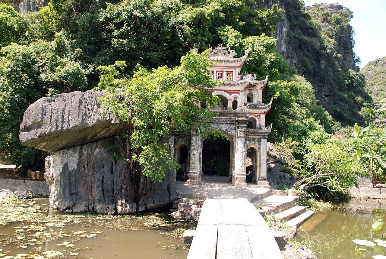 Chùa Bích Động trong cảnh núi đá và cây xanh