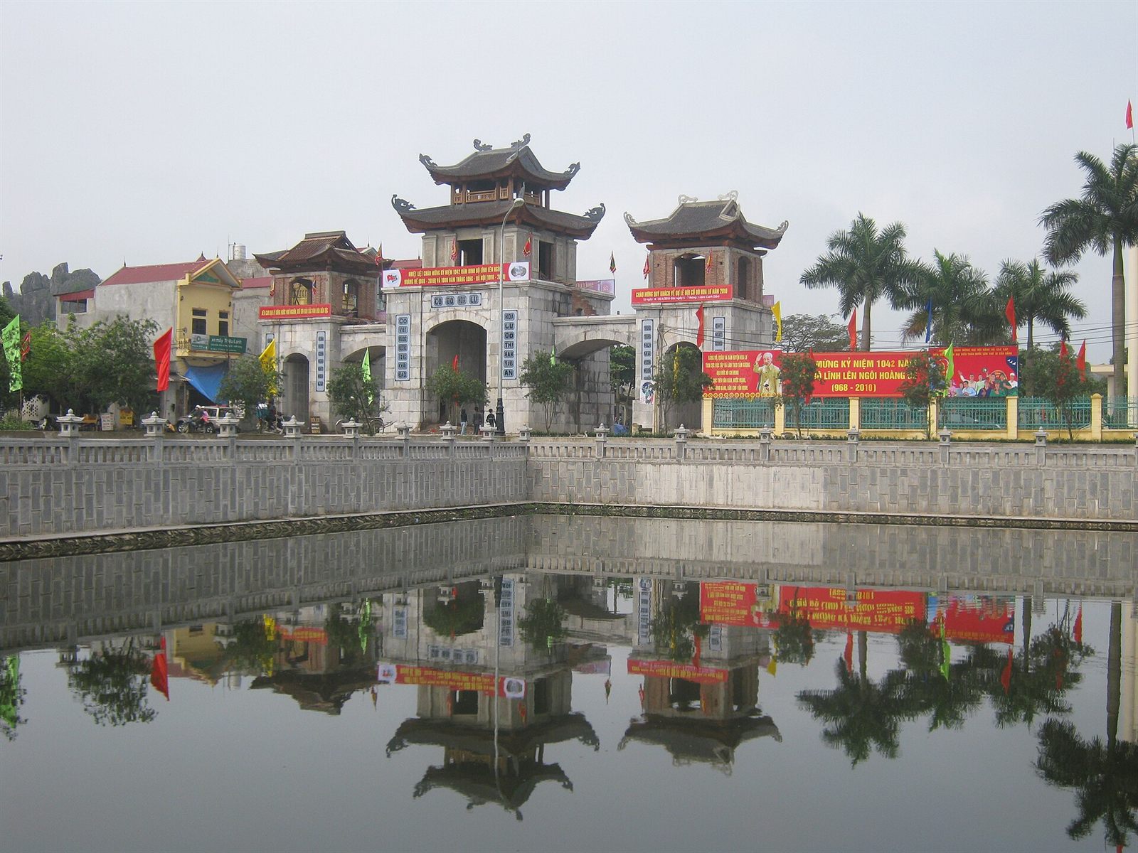 Cố đô Hoa Lư — Cửa Đông vào cố đô Hoa Lư.