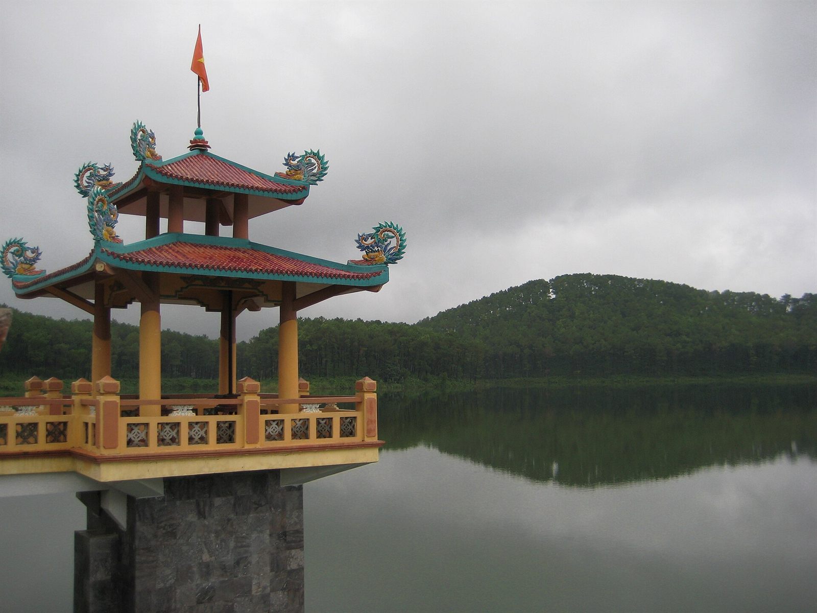 Hồ Đồng Chương – Đồi thông, Ninh Bình