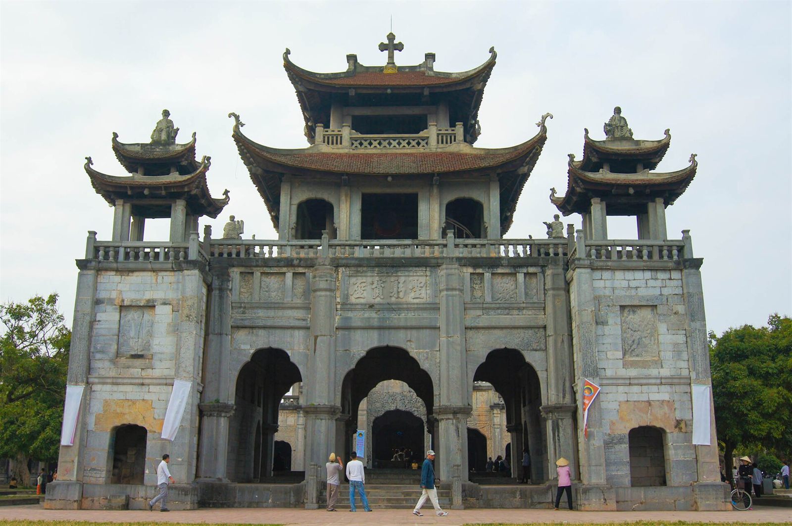 nhà thờ đá Phát Diệm — The front of the Phat diem Cathedral, Vietnam