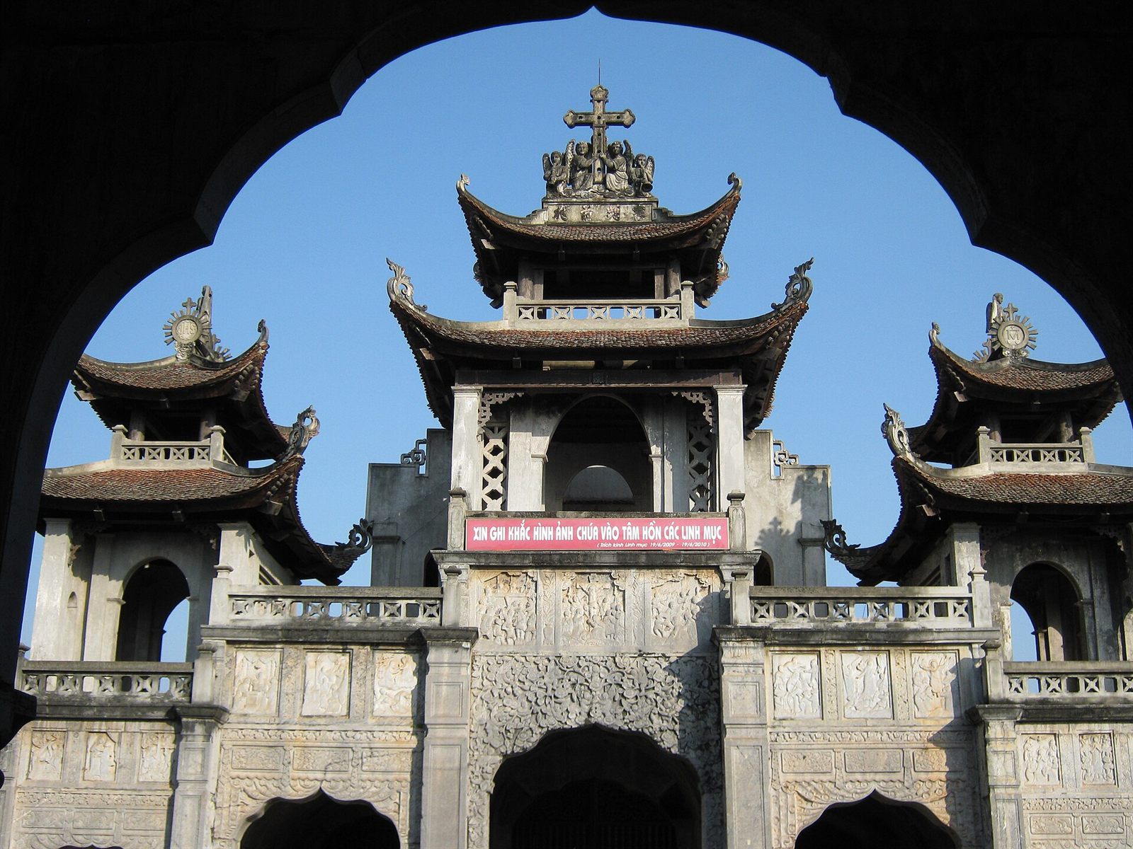nhà thờ đá Phát Diệm — The front of the Phat diem Cathedral, Vietnam