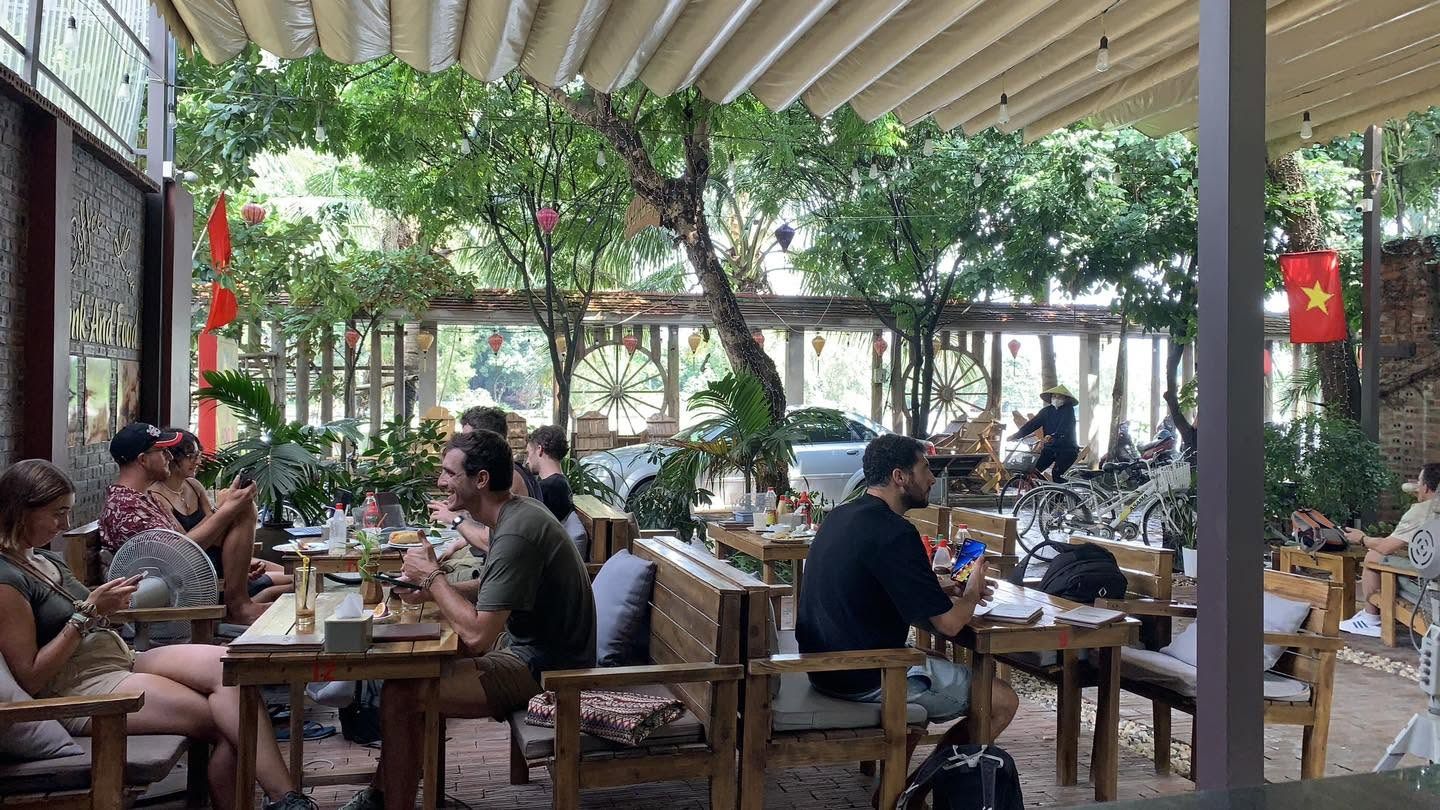 Coffee Lan – Drink and Food — góc ngồi (ảnh từ fanpage Coffee Lan - Drink and Food)