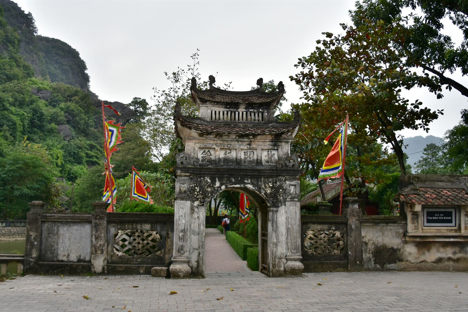 Cổng đền vua Đinh tại Hoa Lư