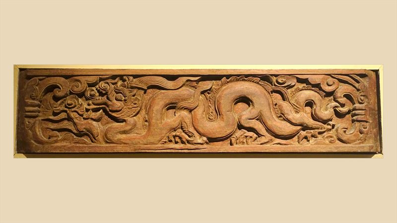 Bức chạm gỗ hình rồng uốn khúc trong mây, chùa Dâu, Bắc Ninh