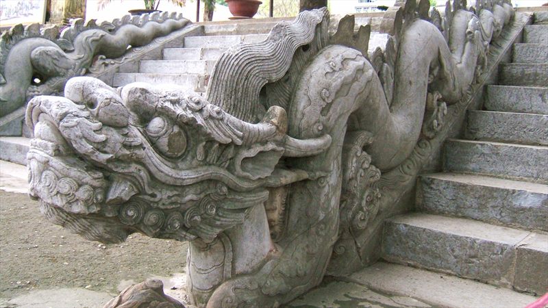 Rồng đá chầu bậc thềm nền điện Kính Thiên trong Hoàng thành Thăng Long, Hà Nội