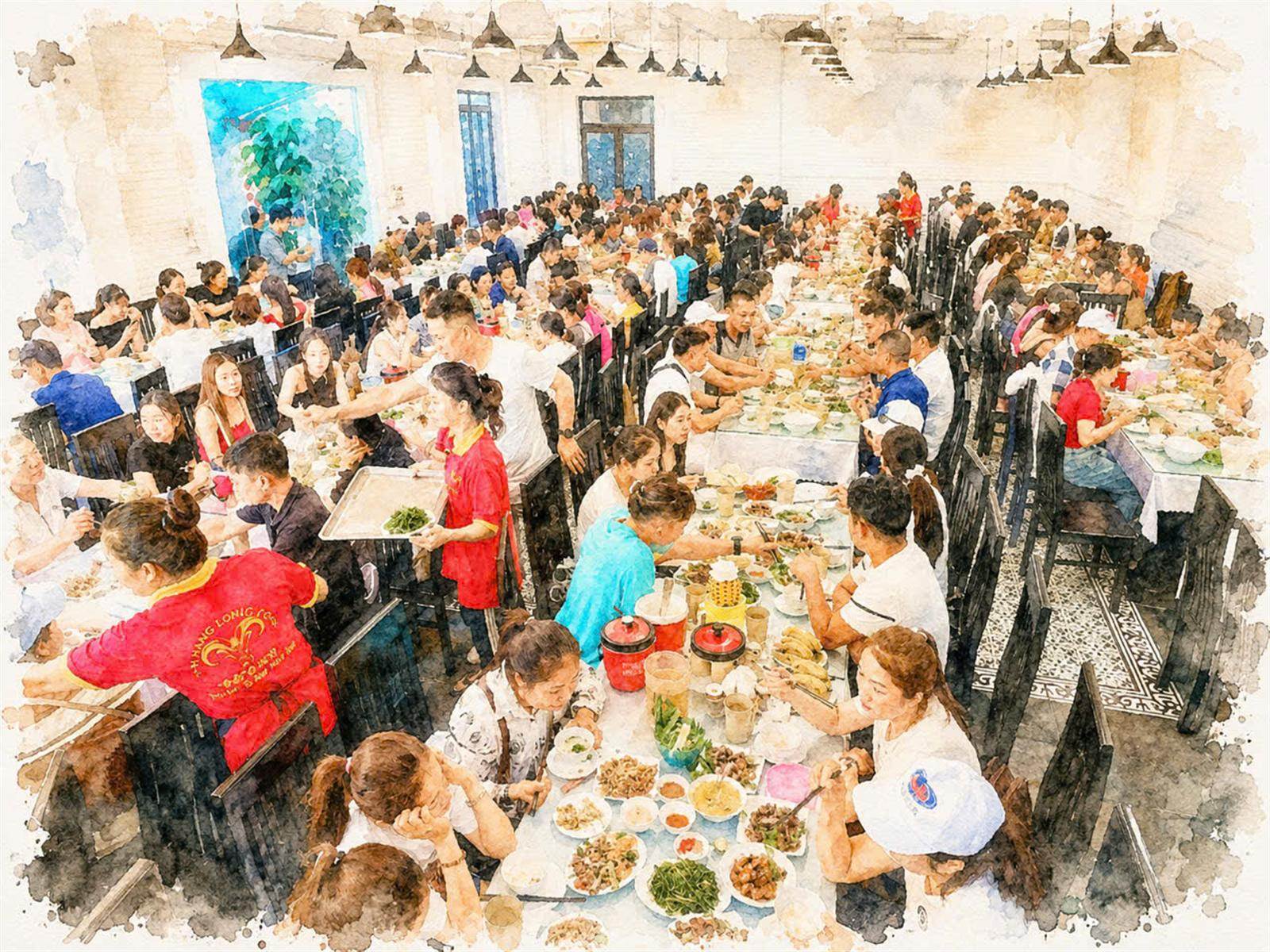 Sảnh lớn Nhà hàng Thăng Long Ninh Bình kín khách, hai dãy bàn dài phục vụ đoàn đông người
