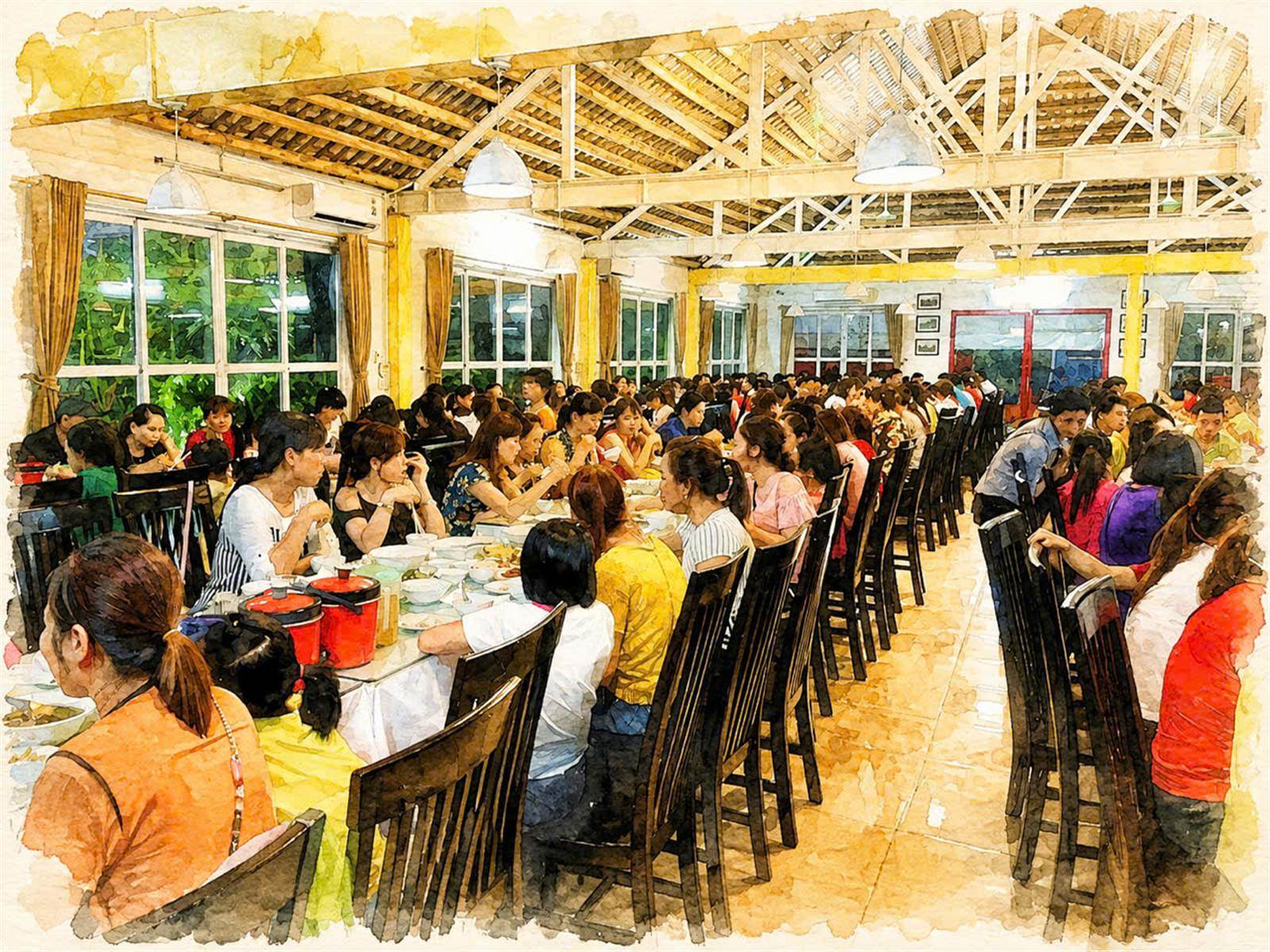 Sảnh tiệc Nhà hàng Thăng Long Ninh Bình kín khách đoàn, hai dãy bàn dài chạy hết chiều dài sảnh