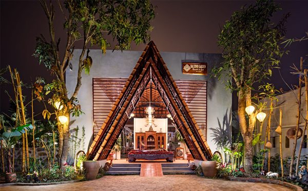 Cổng vào khu nghỉ về đêm — Bái Đính Garden Resort & Spa