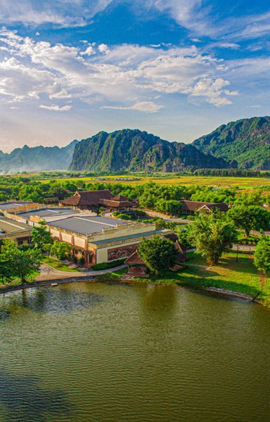 Toàn cảnh khu nghỉ bên đầm Vân Long — Emeralda Resort Ninh Bình