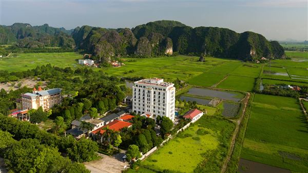 Toàn cảnh khu nghỉ giữa đồng lúa Tam Cốc — Ninh Bình Hidden Charm Hotel & Resort