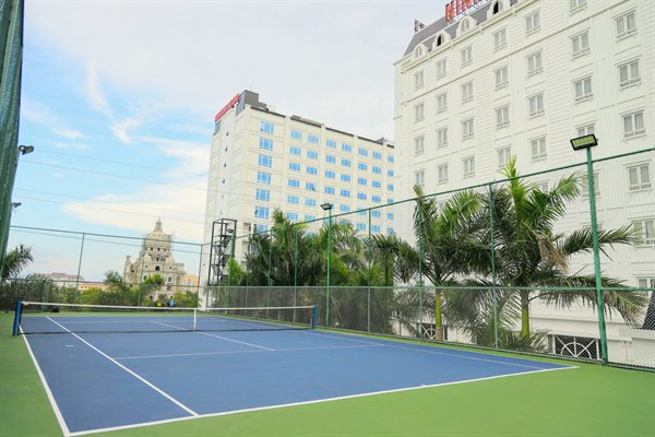 Mặt ngoài tòa nhà và sân tennis — Ninh Bình Legend Hotel