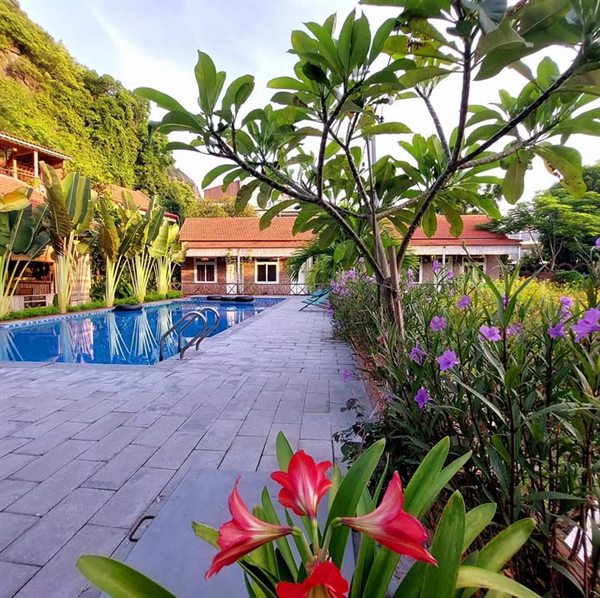 Bể bơi sát chân núi đá — Ninh Binh Mountain Side Homestay & Cafe