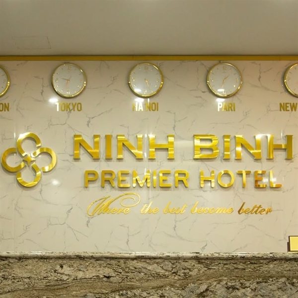 Biển tên và đồng hồ các múi giờ tại sảnh lễ tân — Ninh Bình Premier Hotel