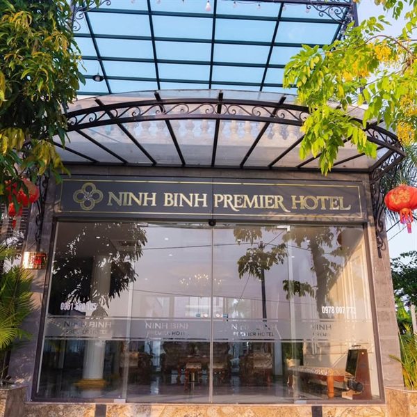 Mặt tiền sảnh kính của khách sạn — Ninh Bình Premier Hotel