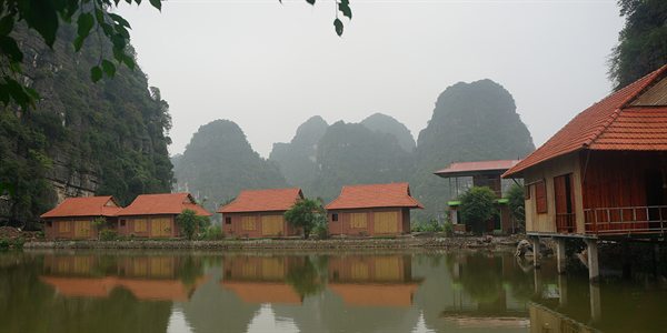 Dãy bungalow mái ngói đỏ soi bóng hồ giữa thung lũng — Ninh Binh Valley Homestay