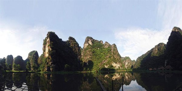 Toàn cảnh núi đá và hồ nước quanh homestay — Ninh Binh Valley Homestay