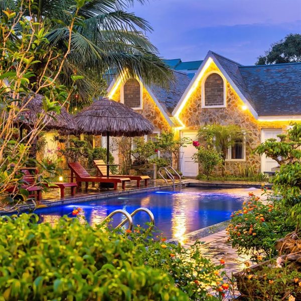 Hồ bơi và dãy bungalow về đêm — SoNa Resort Ninh Bình
