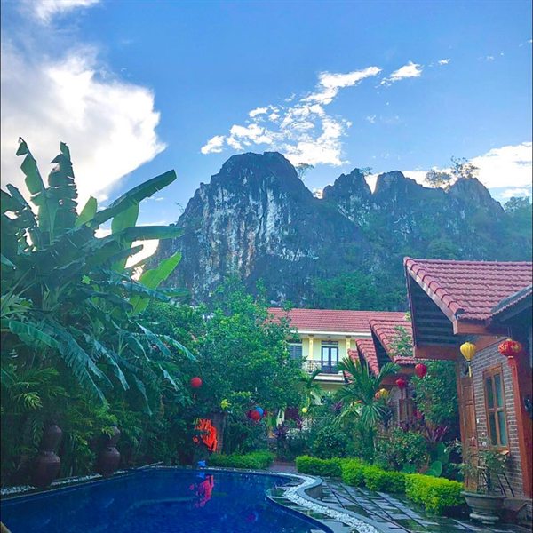 Hồ bơi và dãy bungalow dưới chân núi đá — Tam Coc Friendly Homestay