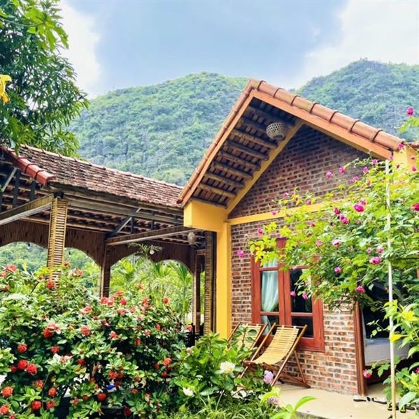 Mặt tiền bungalow gạch đỏ mái ngói dưới chân núi — Tam Coc Luxury Homestay