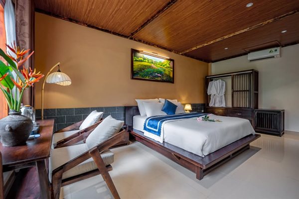 Phòng ngủ giường đôi trần gỗ — Tam Coc Luxury Homestay