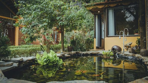 Hồ cá koi giữa khuôn viên vườn — Tam Coc Luxury Homestay
