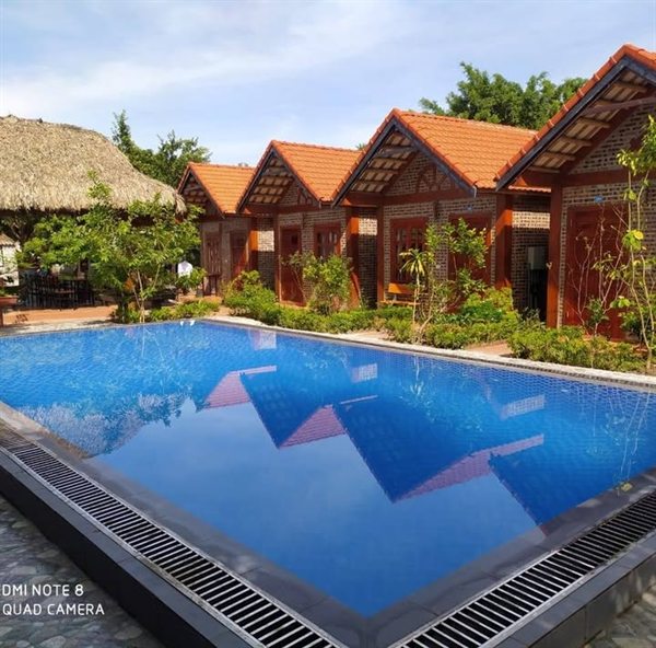 Hồ bơi và dãy bungalow mái ngói — Tam Coc Melody Homestay