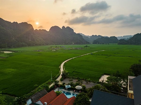 Toàn cảnh homestay giữa cánh đồng lúa lúc hoàng hôn — Tam Cốc Minh Hưng Homestay