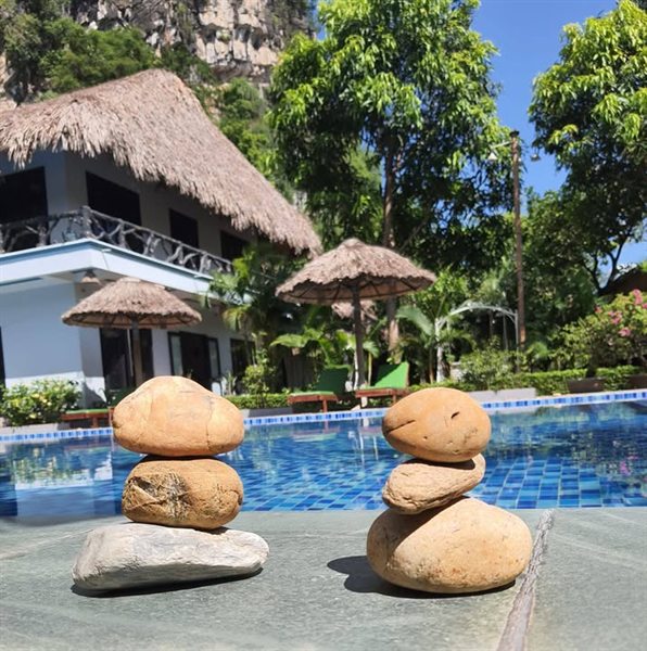 Bể bơi và dãy bungalow mái tranh — Tam Coc Rice Fields Resort