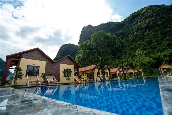 Hồ bơi ngoài trời nhìn ra núi — Trang An Retreat