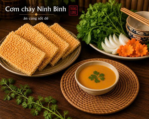 Cơm cháy Ninh Bình vàng giòn xếp đĩa, bát nước sốt dê nóng bên cạnh
