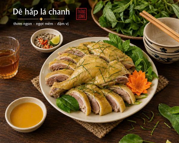 Đĩa thịt hấp lá chanh thái lát bày trên rau thơm, chấm nước tương