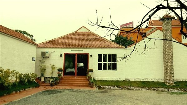 Gian nhà ăn mái ngói đỏ tường quét trắng, cửa gỗ sơn đỏ của nhà hàng Thăng Long ngày trước